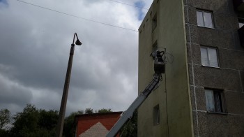 Daudzdzīvokļu dzīvojamai mājai Daugavpils ielā 70 atjaunotas sānu fasādes